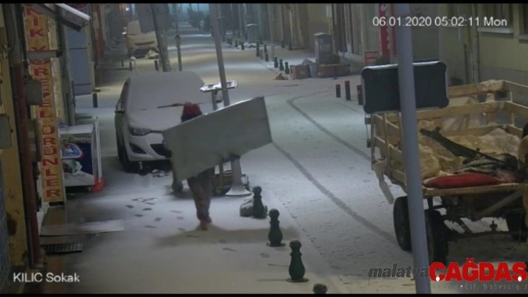 (özel) Sucuk çalan kadının rahatlığı güvenlik kamerasında