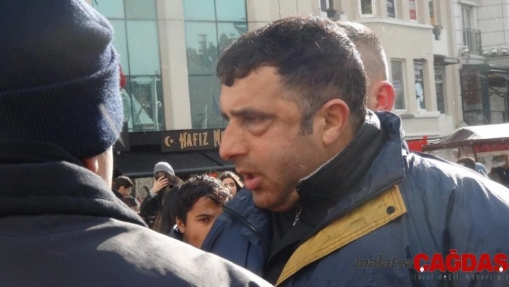 (Özel) Taksim'de ortalığı bir birine katan turiste vatandaşlardan meydan dayağı