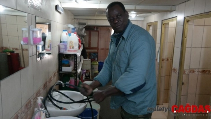 (Özel) Yıllardır cami tuvaleti temizleyen Gineli Toure Türkiye'de çok mutlu