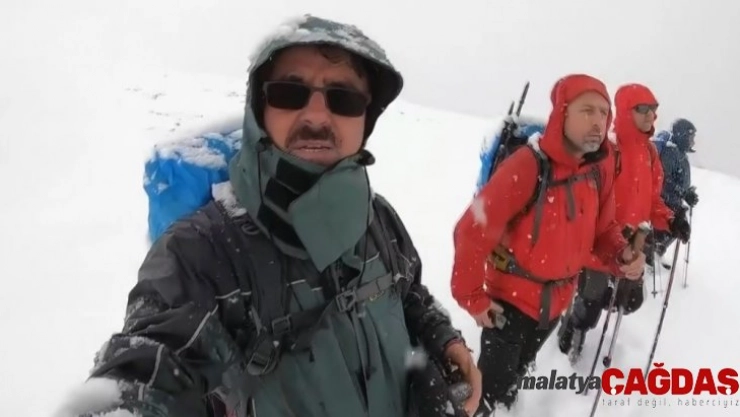 (Özel) Yoğun kar ve sisli havada 18 kilometre yürüdüler