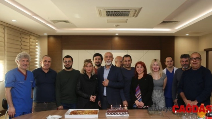 Özkan çiftinden, gazetecilere pastalı kutlama