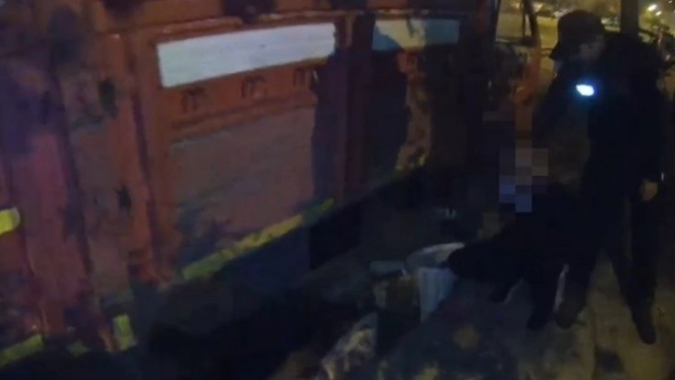 Park halindeki kamyondan yakıt çalan şahıs bekçilere yakalandı