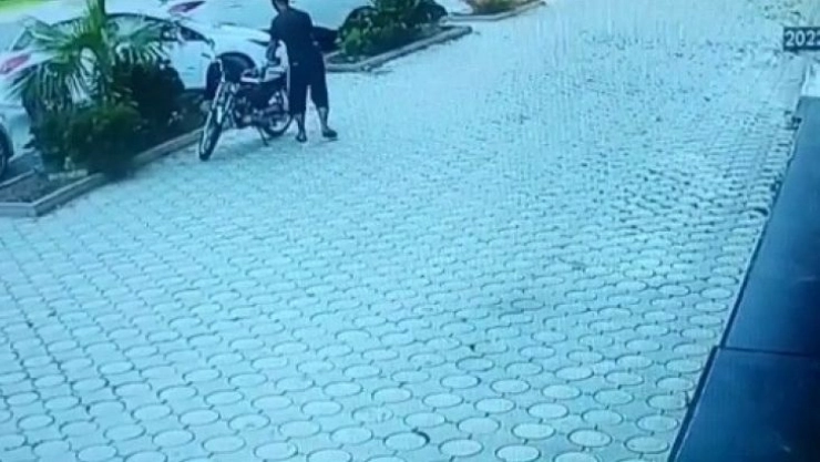 Park halindeki motosikleti sürükleyerek çaldı
