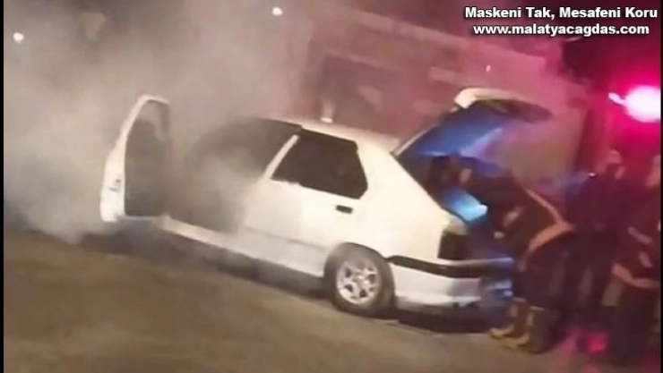 Park halindeki otomobil alev alev yandı