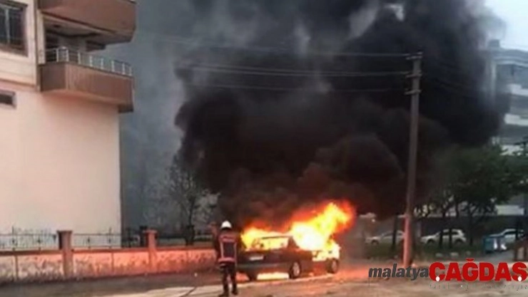 Park halindeki otomobil alev topuna döndü