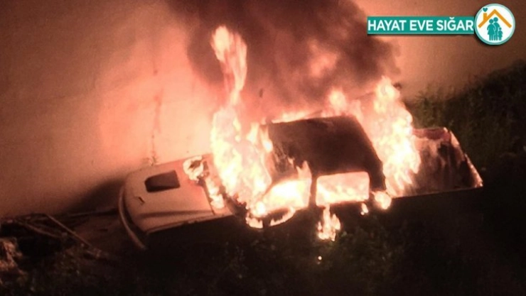 Park halindeki pikap alev alev yandı