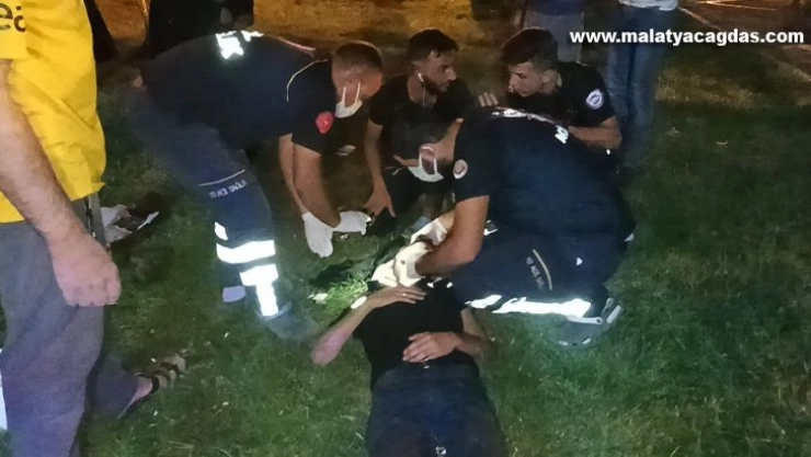 Parkta oturan gence taşlı saldırı: 1 yaralı