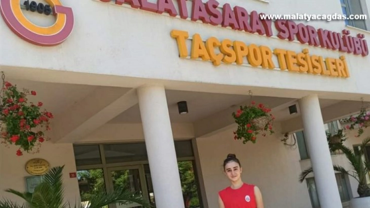 Payas'lı Sudenaz, Galatasaray voleybol takımı alt yapısına transfer oldu