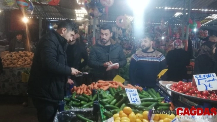 Pazar tezgahından meyve çalındı