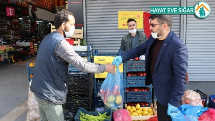 Pazarcı esnafından örnek davranış