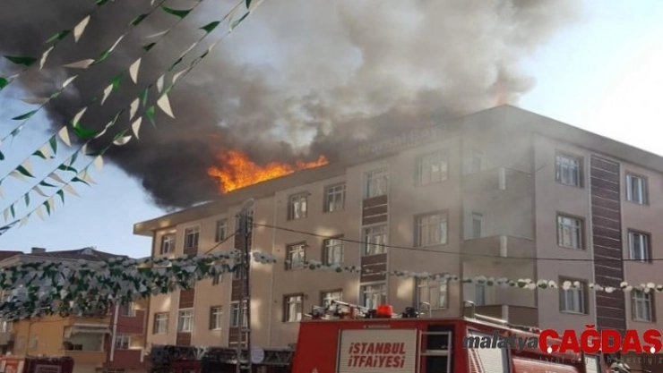 Pendik'te 4 katlı apartmanın çatısında yangın çıktı. Çok sayıda itfaiye ekibinin yangına müdahalesi devam ediyor.