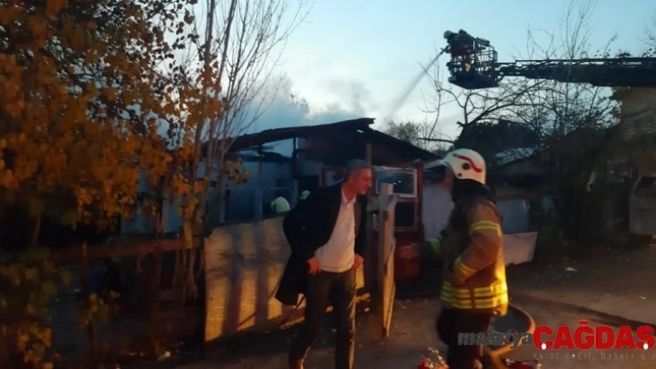 Pendik'te evin alev alev yandığı anlar kamerada