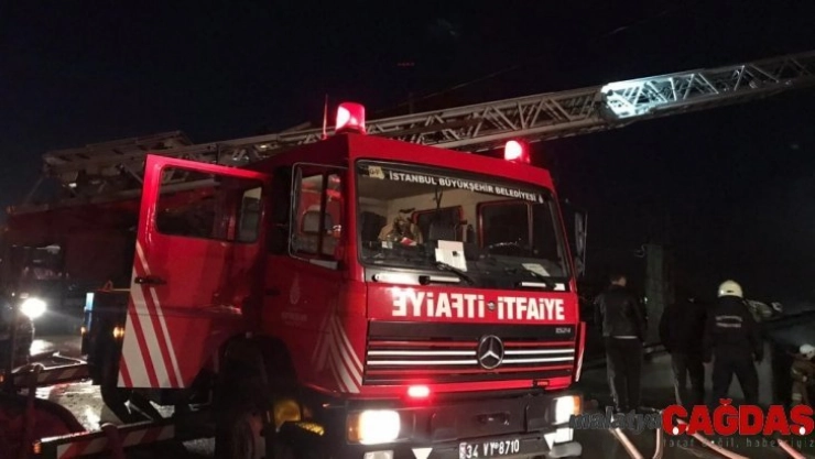 Pendik'te korkutan çatı yangını