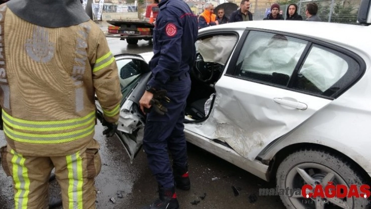 Pendik'te lüks otomobiller birbirine girdi: 2 yaralı