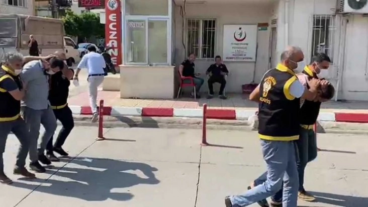 Petshoptan papağan çalan 2 zanlı yakalandı