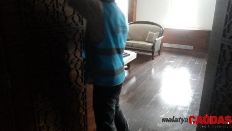 Polis evini hükümlüler temizledi