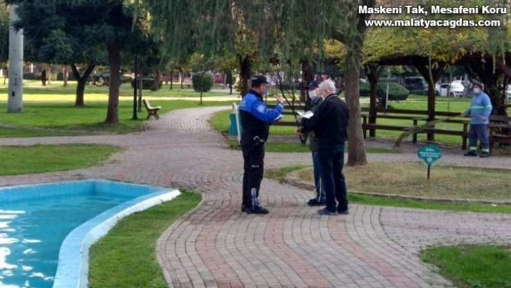 Polis her yerde korona tedbirlerini anlatıyor