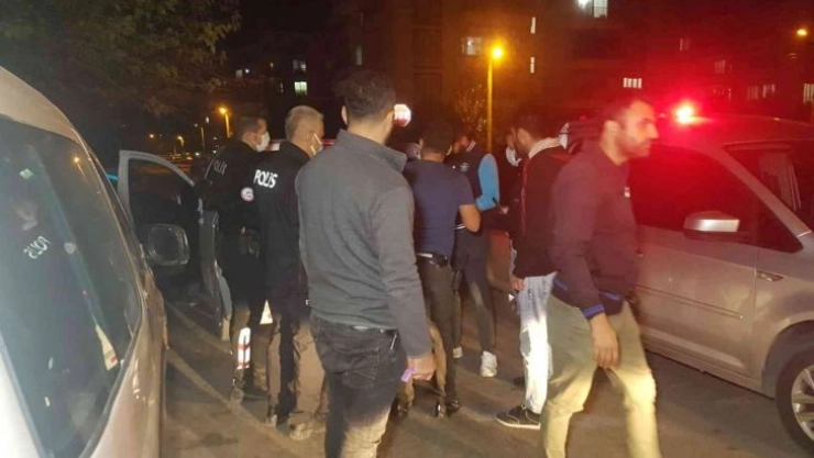 Polisin kovalama sonucu yakaladığı 3 şahıs gözaltına alındı