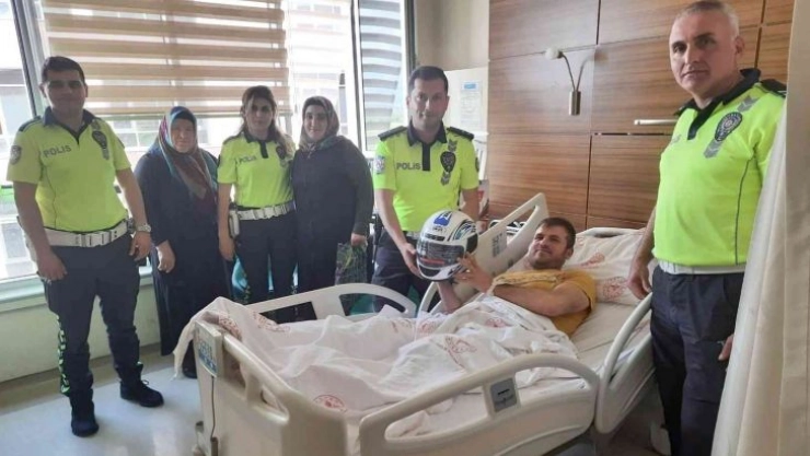 Polisler, tedavi gören kazazedeye kask hediye etti