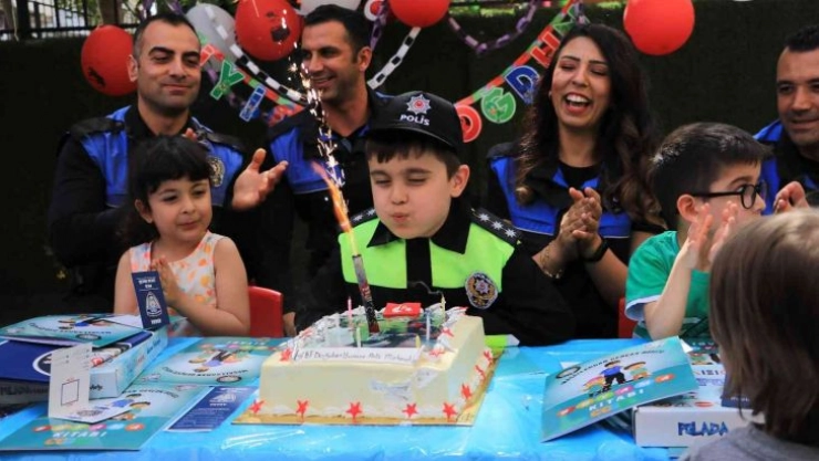 Polisten 6 yaşındaki Mehmet'e doğum günü sürprizi