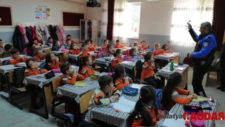 Polisten ana okulu öğrencilerine ders