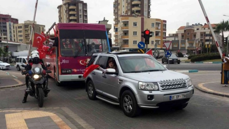 Polisten engelli çocuklara kortejli bayram kutlaması