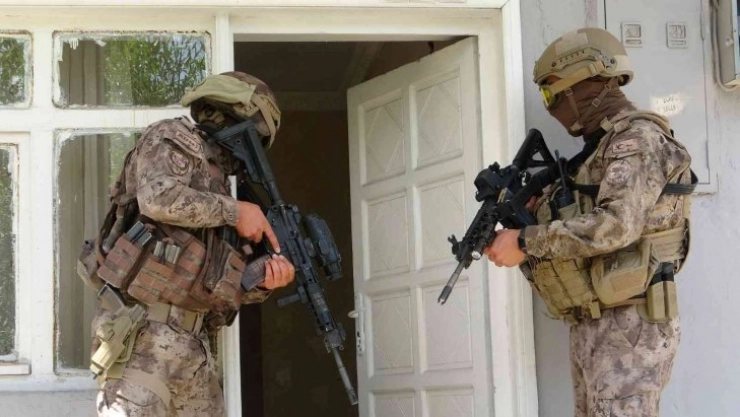 Polisten göçmen kaçakçılığı operasyonu