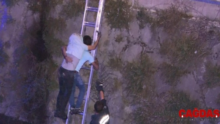 Polisten kaçan alkollü sürücü, çaya düştü