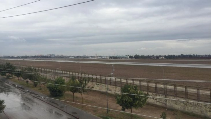 Polisten kaçan göçmenler Adana Havalimanı'na girdi