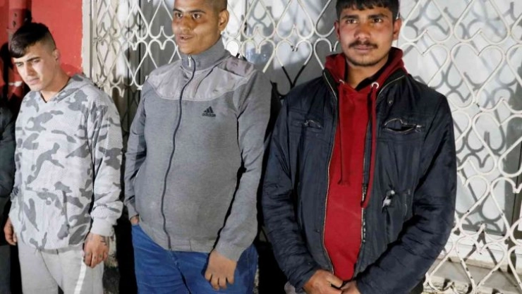 Polisten kaçan hırsızların birisi uyuyor numarası yaparken diğer 2 kişi çatıda saklanırken yakalandı