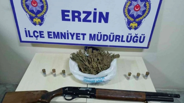 Polisten kaçarken attığı poşetten uyuşturucu çıktı