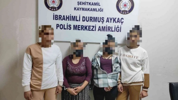 Polisten kaçarken çaldıkları parayı etrafa saçan 4 şüpheli yakalandı