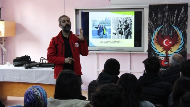 Polisten öğrencilere terörden uzak kalsın mesajı