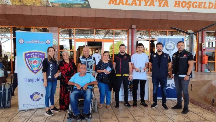 Polisten öğrencilere güvenlik bilgilendirmesi