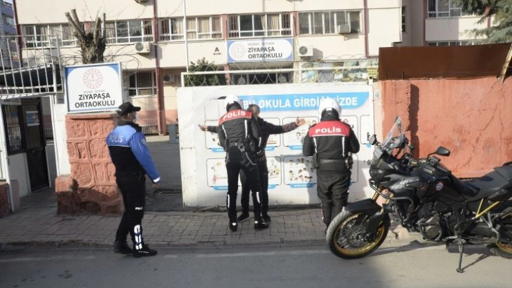 Polisten okul önlerinde sıkı önlem