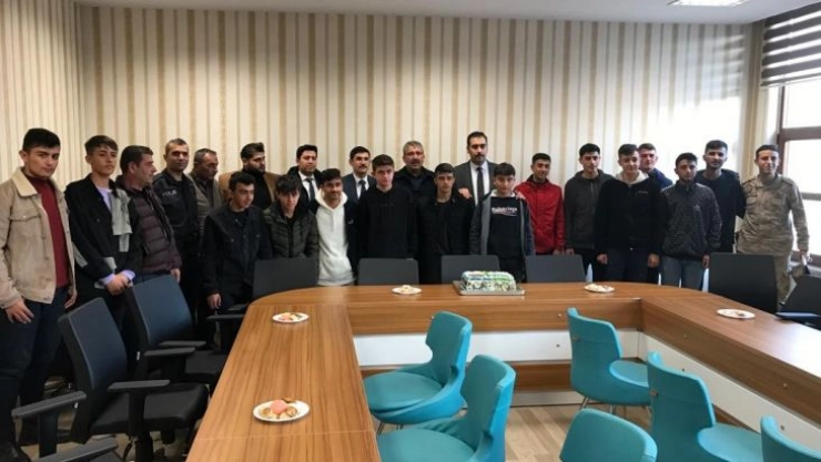 Polisten sporculara pastalı kutlama