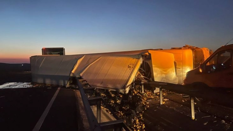 Portakal yüklü tır devrildi