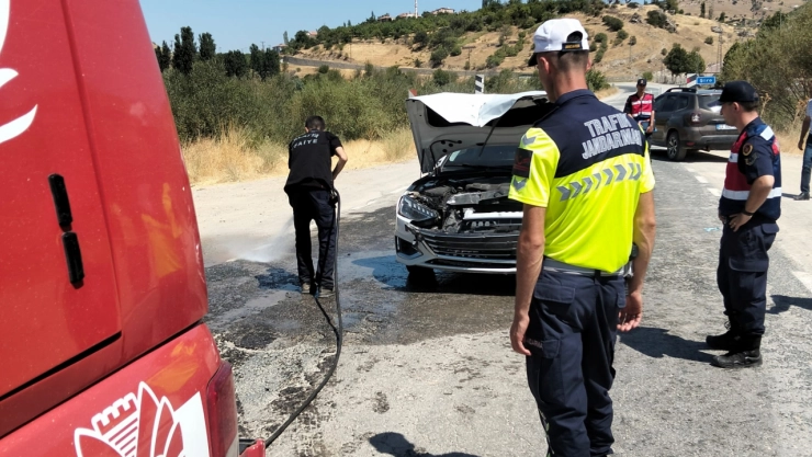 Pütürge'de otomobil ile çapa motoru çarpıştı: 1'i ağır 3 yaralı
