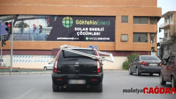 PVC çerçeveyi otomobilin tavanında taşıdı