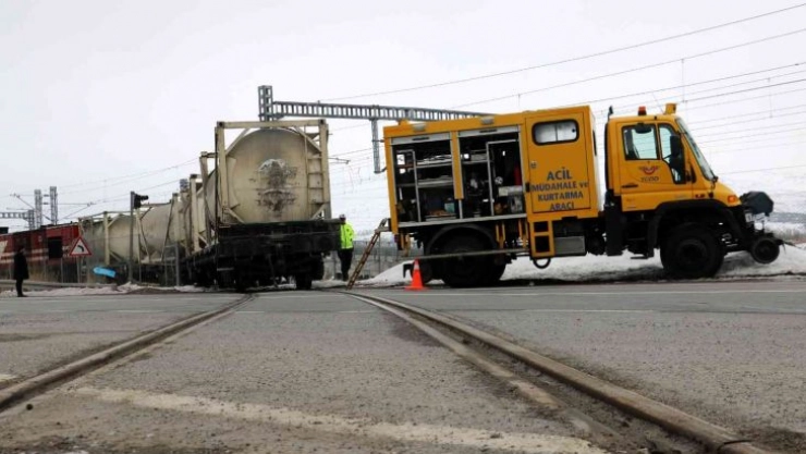 Raydan çıkan yük treninin bir kısmı karayolunda kaldı
