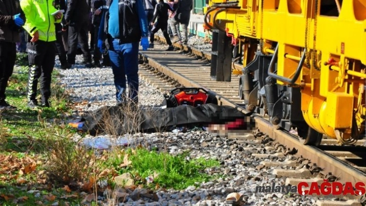 Raylara düşen kadın demir yolu bakım aracının altında can verdi