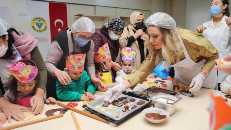 Raziye Kocaispir, minik şeflerle kurabiye yaptı
