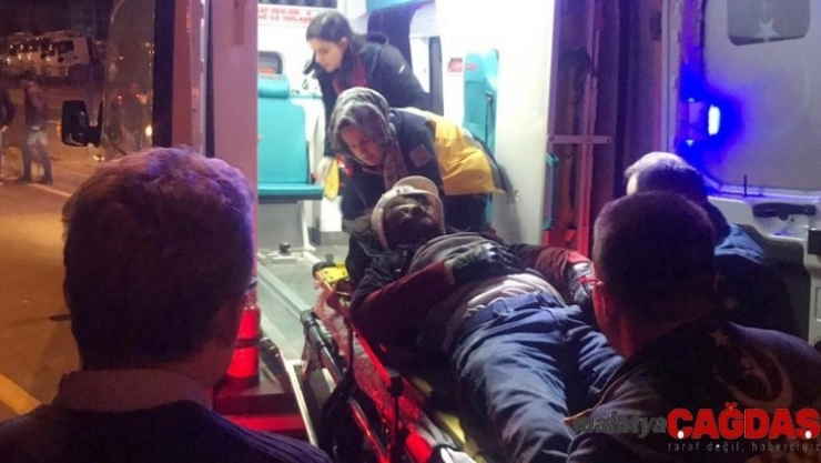 Refüje çarpan motosikletli ağır yaralandı