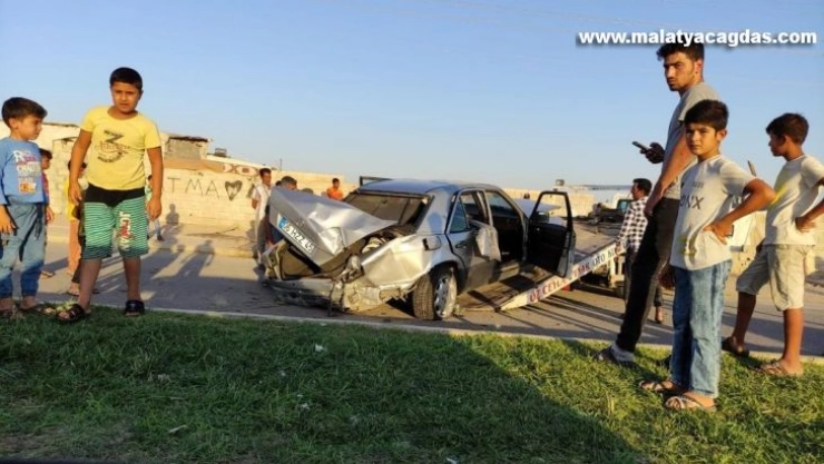 Refüje çarpan otomobildeki 3 kişi yaralandı