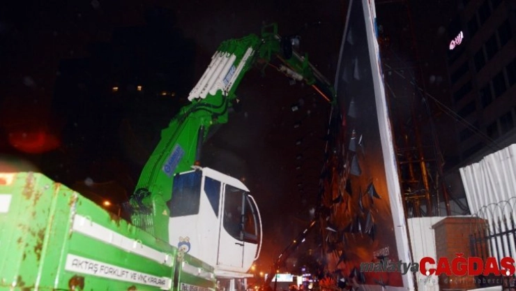 Reklam panosundan başına parça düşen şahıs öldü