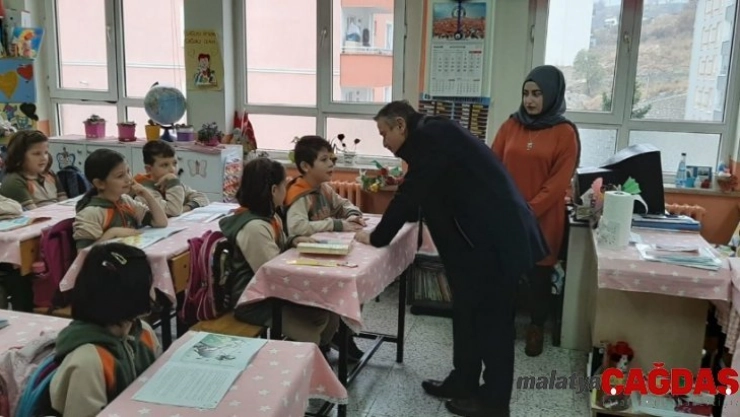 Rektör Elmacı miniklerin jestine jestle karşılık verdi