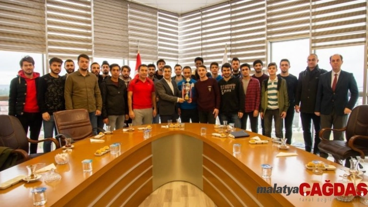 Rektör Taş sporcularla bir araya geldi