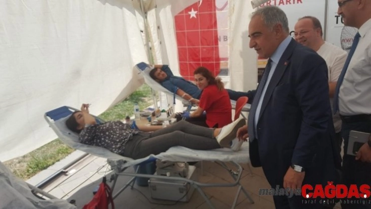 Rektör Turgut, Kızılay standını ziyaret etti