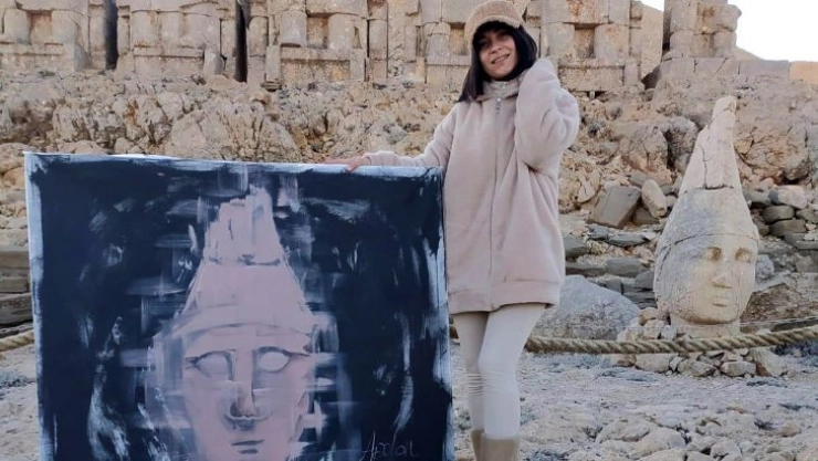 Ressam, Nemrut Dağı'nda canlı performans sergiledi