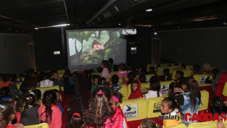 Resulayn'da çocuklar sinema keyfi ile büyük mutluluk yaşadı